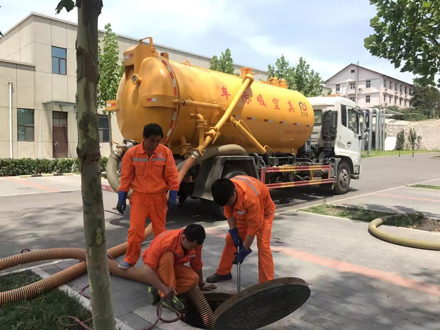 盖州管道疏通车停在窨井附近