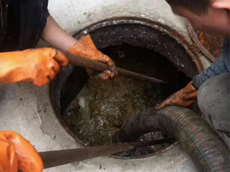 盖州清理化粪池时如何避免沼气的危害？